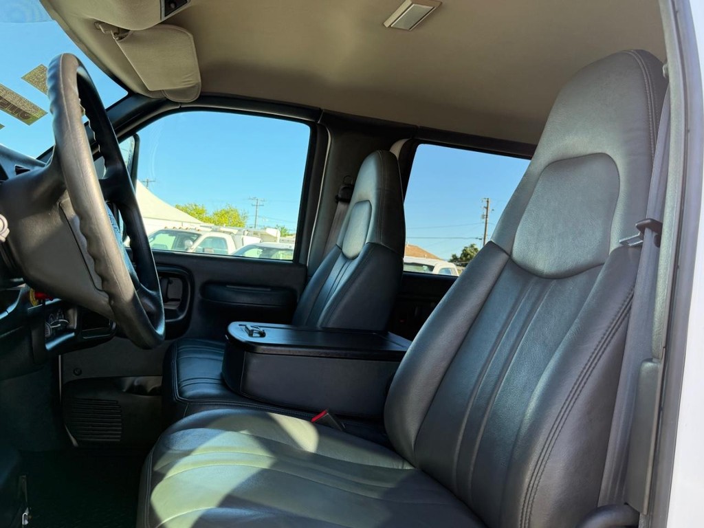 GMC C4500 CrewCab 14ft Box Truck w/ Liftgate Vehicle Full-screen Gallery Image 39