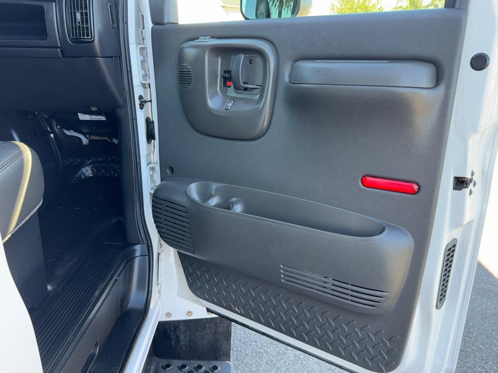 GMC C4500 CrewCab 14ft Box Truck w/ Liftgate Vehicle Full-screen Gallery Image 40