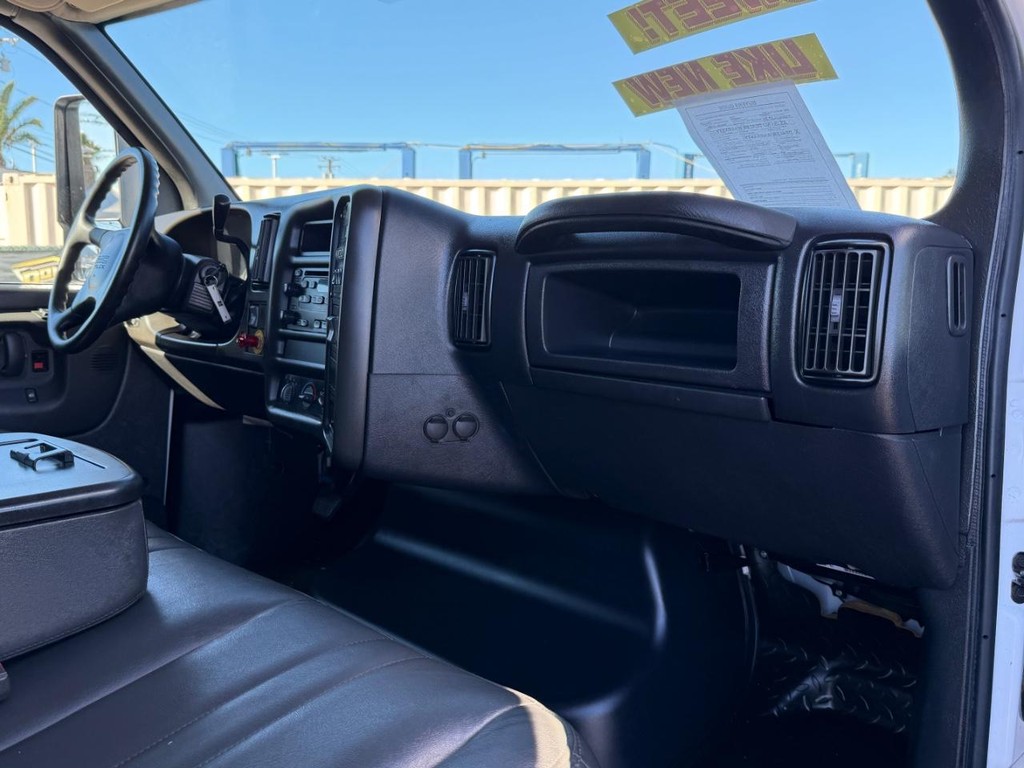 GMC C4500 CrewCab 14ft Box Truck w/ Liftgate Vehicle Full-screen Gallery Image 41