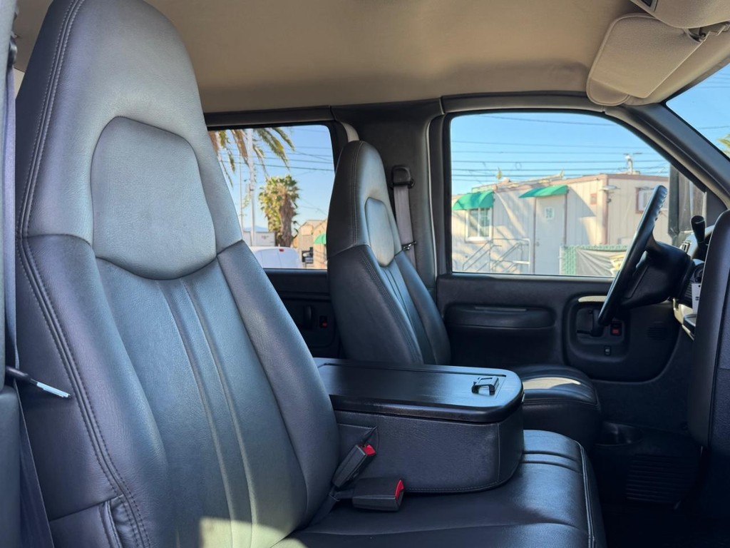 GMC C4500 CrewCab 14ft Box Truck w/ Liftgate Vehicle Full-screen Gallery Image 43