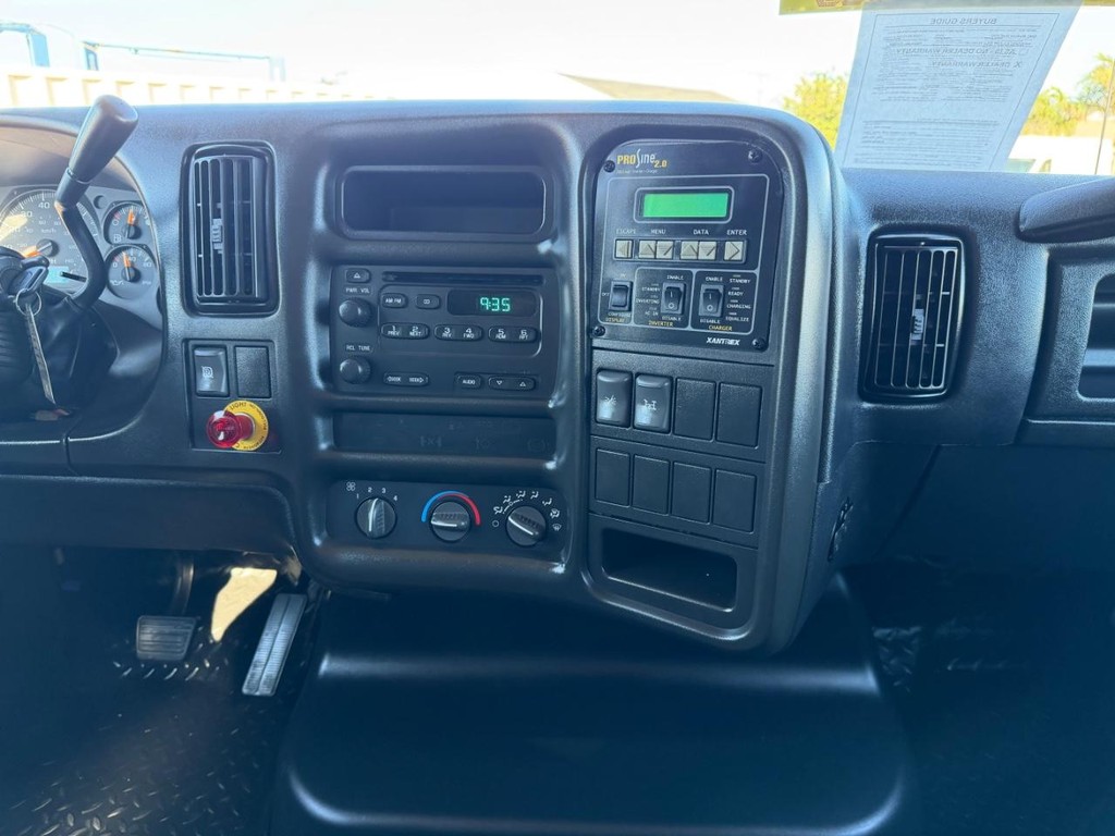 GMC C4500 CrewCab 14ft Box Truck w/ Liftgate Vehicle Full-screen Gallery Image 46