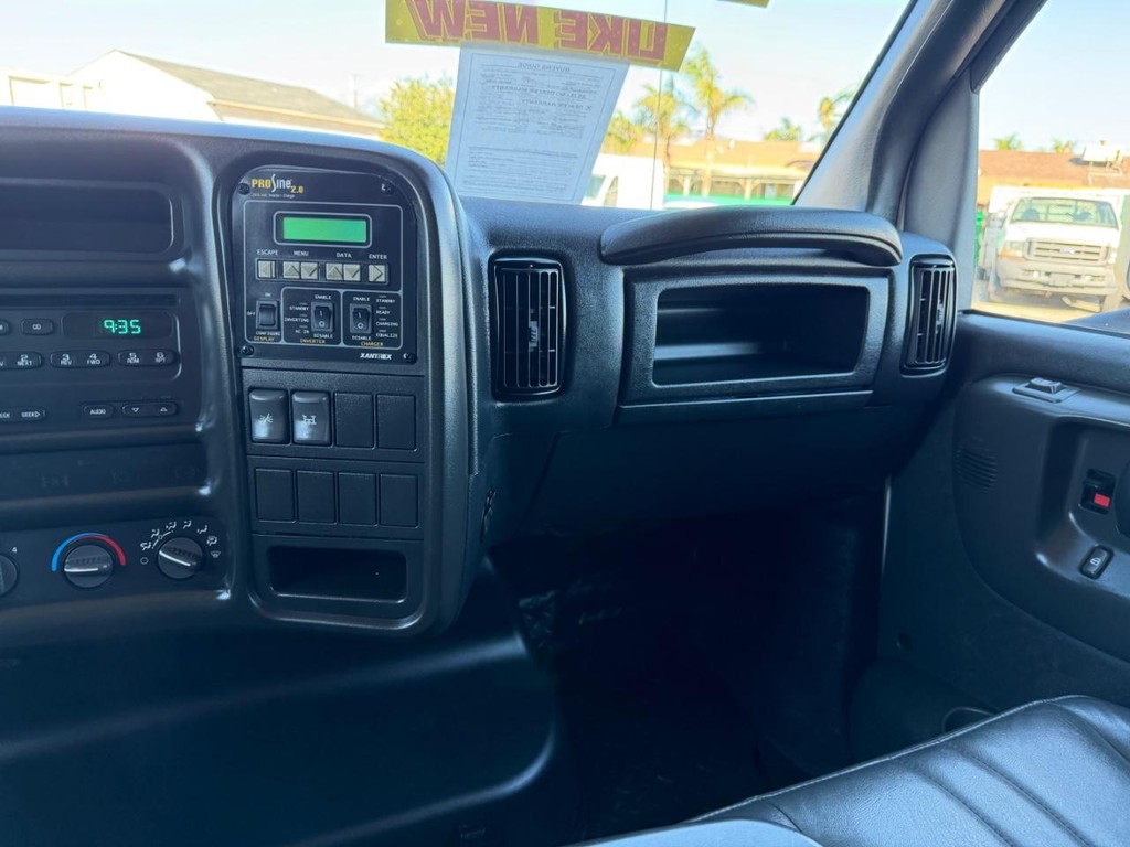 GMC C4500 CrewCab 14ft Box Truck w/ Liftgate Vehicle Full-screen Gallery Image 47