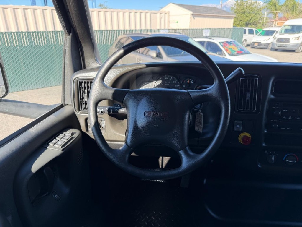 GMC C4500 CrewCab 14ft Box Truck w/ Liftgate Vehicle Full-screen Gallery Image 48