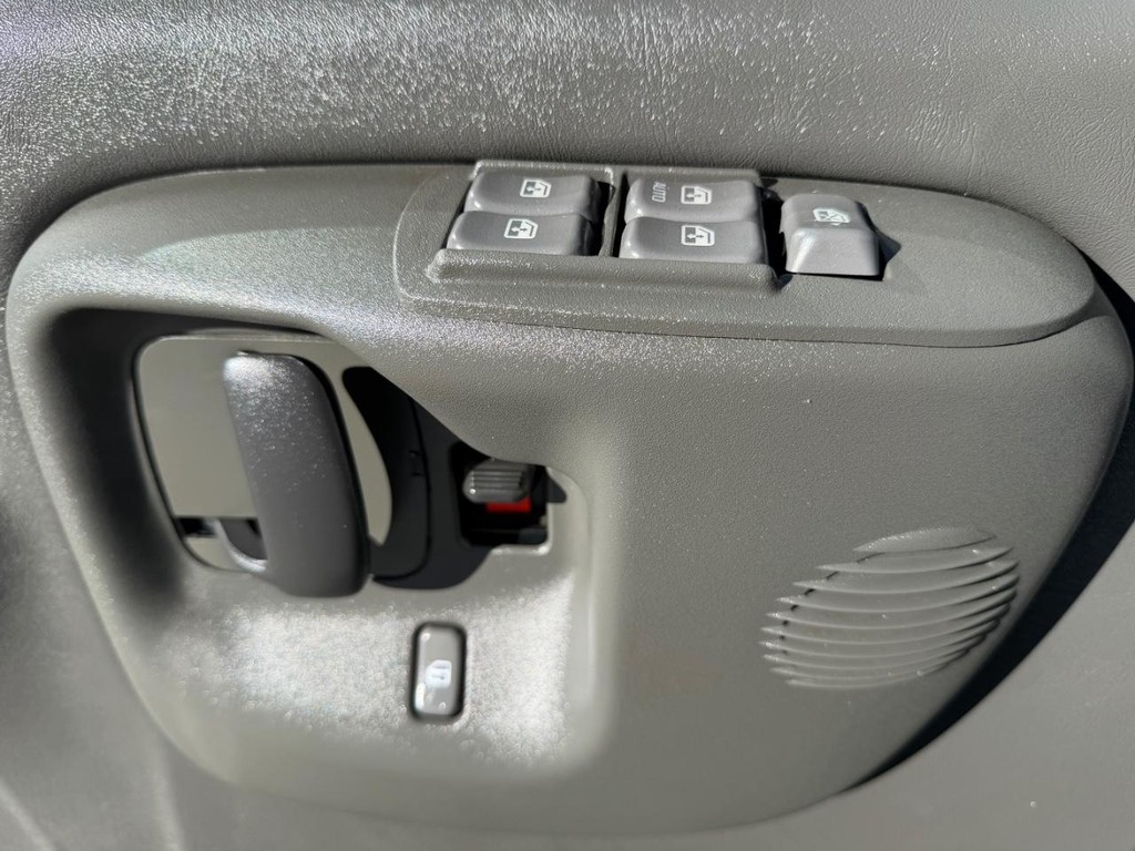 GMC C4500 CrewCab 14ft Box Truck w/ Liftgate Vehicle Full-screen Gallery Image 50