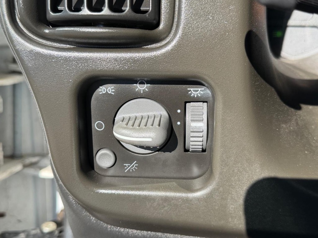 GMC C4500 CrewCab 14ft Box Truck w/ Liftgate Vehicle Full-screen Gallery Image 51