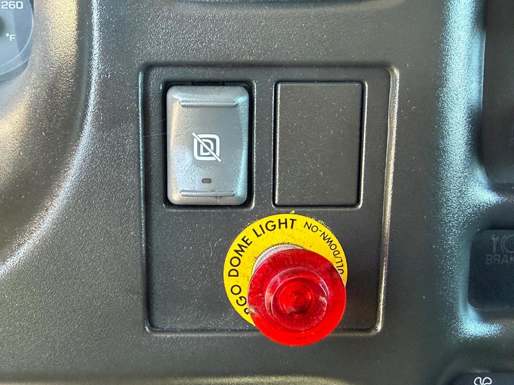 GMC C4500 CrewCab 14ft Box Truck w/ Liftgate Vehicle Full-screen Gallery Image 52