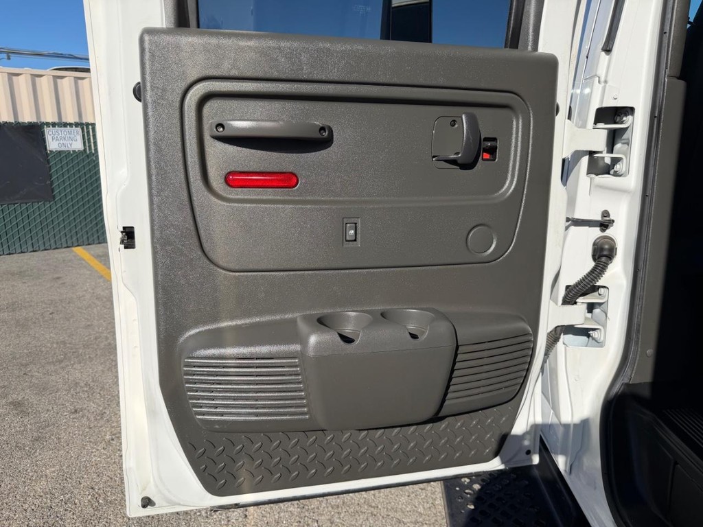 GMC C4500 CrewCab 14ft Box Truck w/ Liftgate Vehicle Full-screen Gallery Image 53