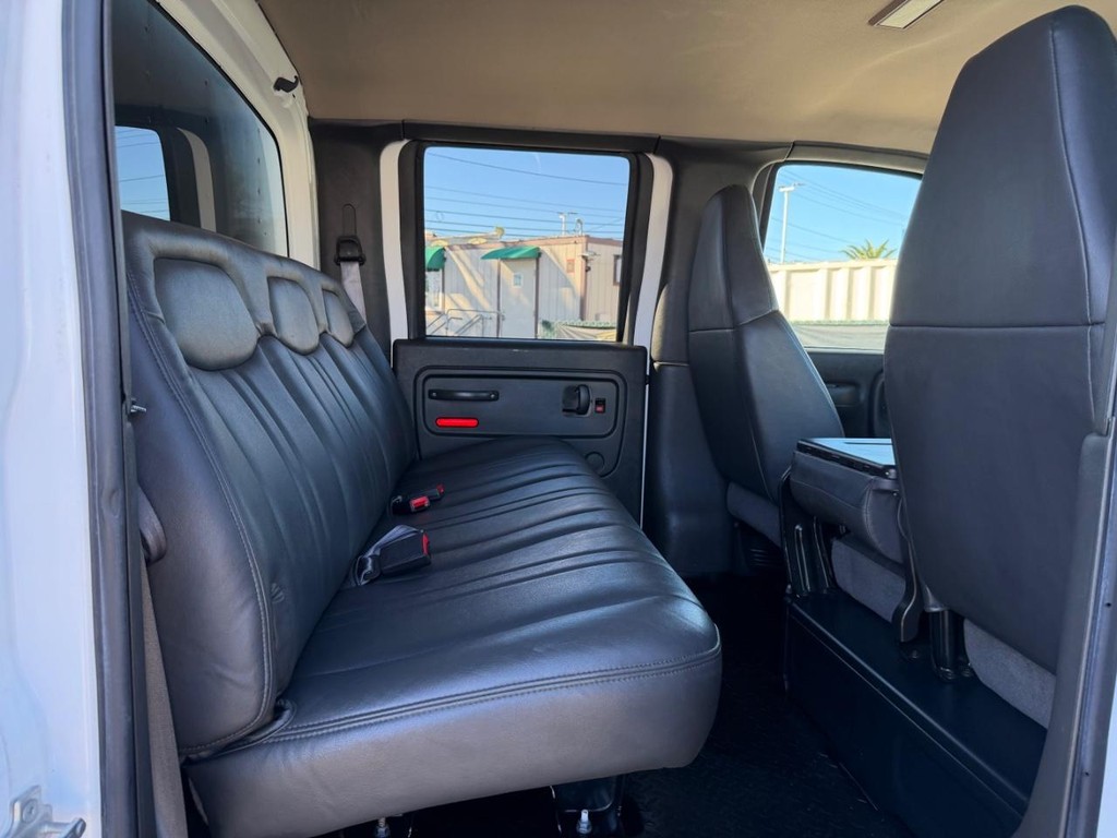 GMC C4500 CrewCab 14ft Box Truck w/ Liftgate Vehicle Full-screen Gallery Image 56