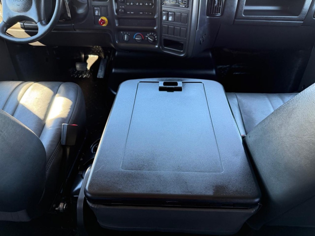 GMC C4500 CrewCab 14ft Box Truck w/ Liftgate Vehicle Full-screen Gallery Image 57