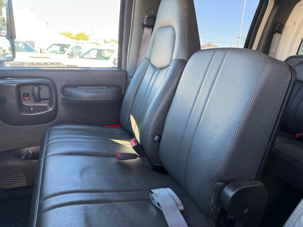 GMC C4500 CrewCab 14ft Box Truck w/ Liftgate Vehicle Full-screen Gallery Image 58