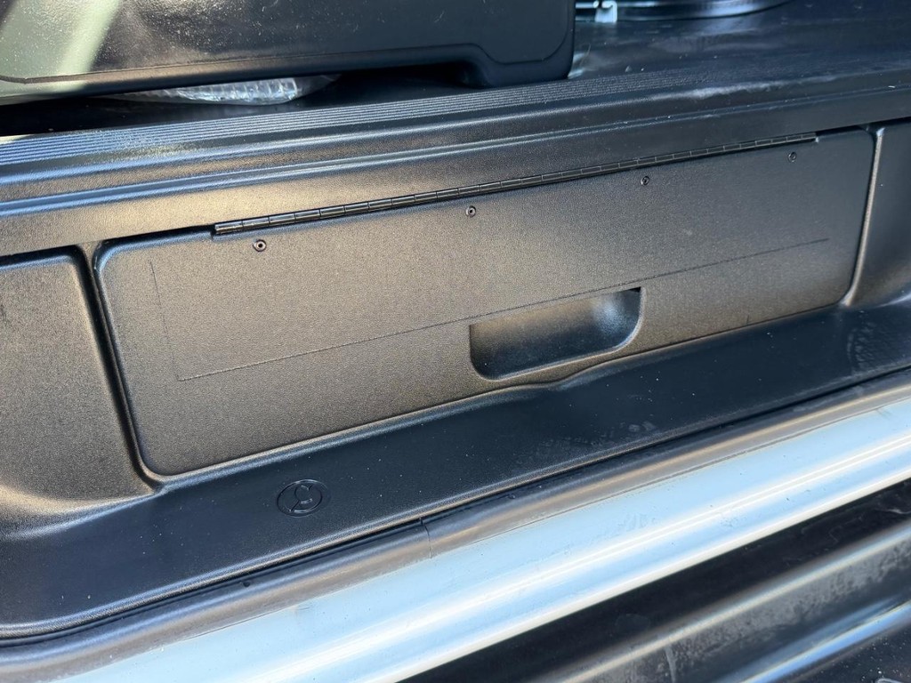 GMC C4500 CrewCab 14ft Box Truck w/ Liftgate Vehicle Full-screen Gallery Image 60