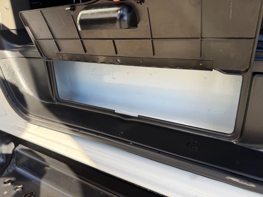 GMC C4500 CrewCab 14ft Box Truck w/ Liftgate Vehicle Full-screen Gallery Image 65