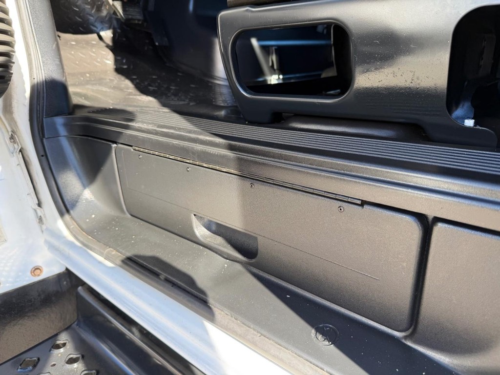 GMC C4500 CrewCab 14ft Box Truck w/ Liftgate Vehicle Full-screen Gallery Image 66