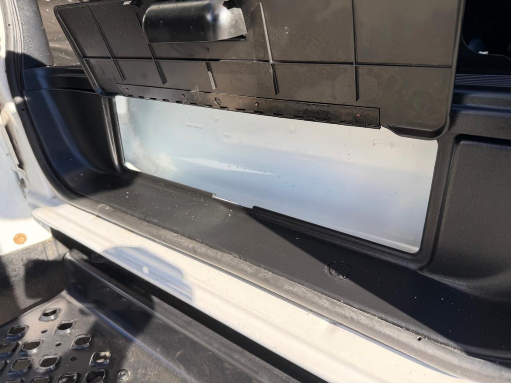 GMC C4500 CrewCab 14ft Box Truck w/ Liftgate Vehicle Full-screen Gallery Image 67