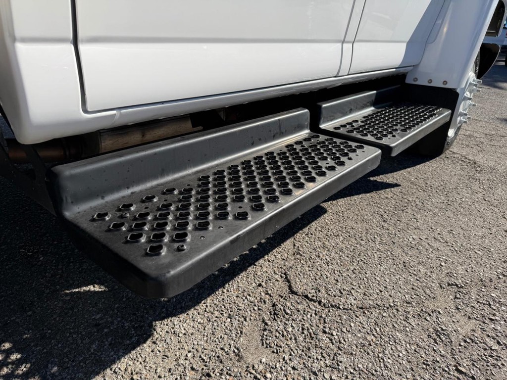 GMC C4500 CrewCab 14ft Box Truck w/ Liftgate Vehicle Full-screen Gallery Image 70