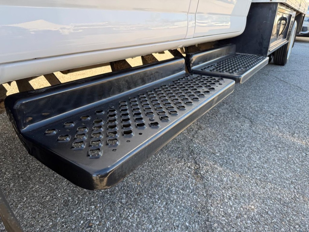 GMC C4500 CrewCab 14ft Box Truck w/ Liftgate Vehicle Full-screen Gallery Image 71