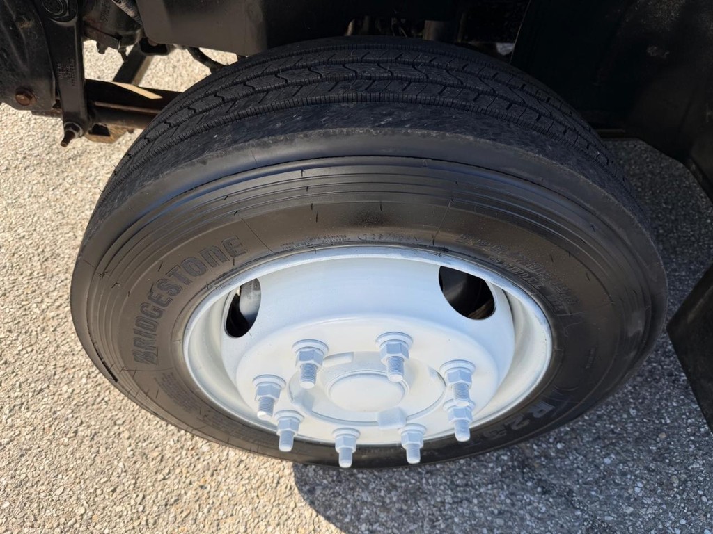 GMC C4500 CrewCab 14ft Box Truck w/ Liftgate Vehicle Full-screen Gallery Image 72