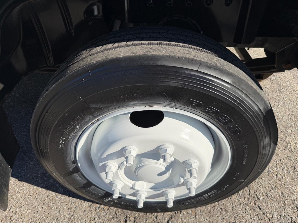 GMC C4500 CrewCab 14ft Box Truck w/ Liftgate Vehicle Full-screen Gallery Image 73