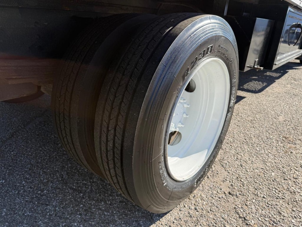 GMC C4500 CrewCab 14ft Box Truck w/ Liftgate Vehicle Full-screen Gallery Image 74