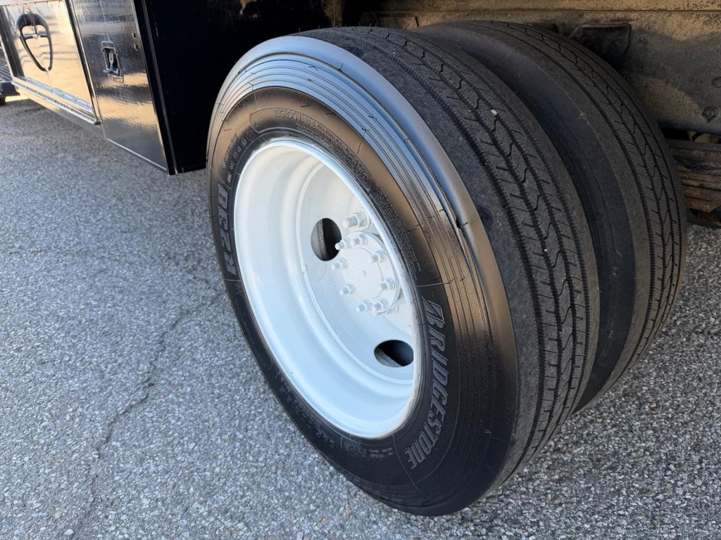 GMC C4500 CrewCab 14ft Box Truck w/ Liftgate Vehicle Full-screen Gallery Image 75