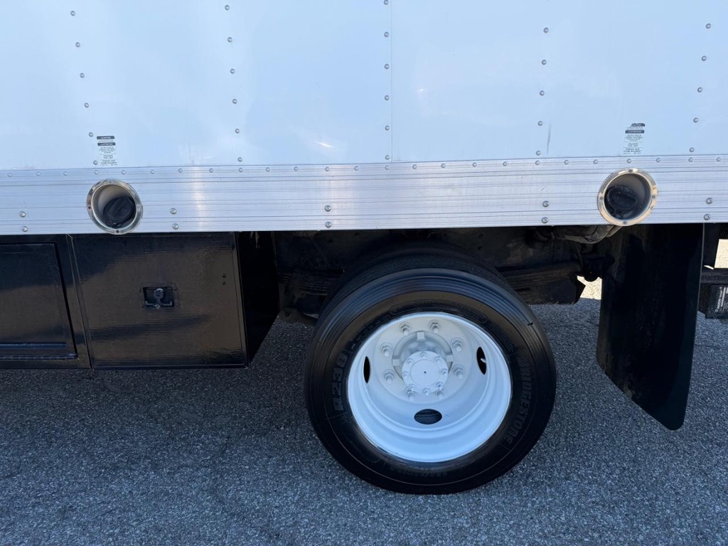 GMC C4500 CrewCab 14ft Box Truck w/ Liftgate Vehicle Full-screen Gallery Image 76