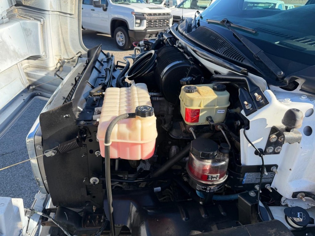 GMC C4500 CrewCab 14ft Box Truck w/ Liftgate Vehicle Full-screen Gallery Image 77