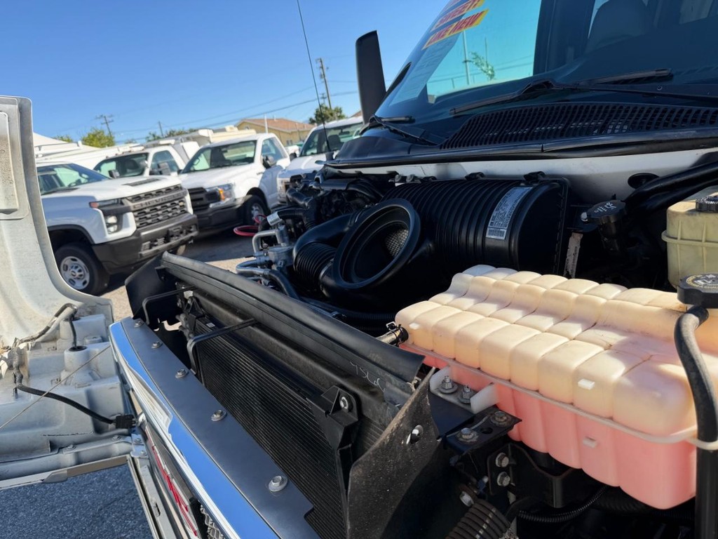 GMC C4500 CrewCab 14ft Box Truck w/ Liftgate Vehicle Full-screen Gallery Image 78