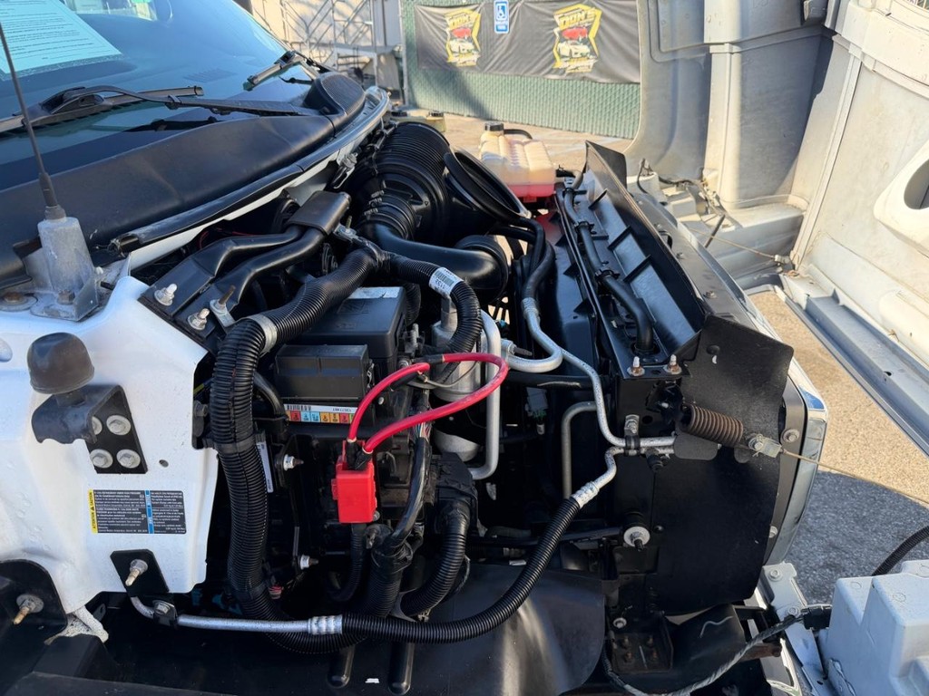 GMC C4500 CrewCab 14ft Box Truck w/ Liftgate Vehicle Full-screen Gallery Image 79