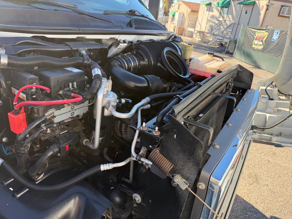 GMC C4500 CrewCab 14ft Box Truck w/ Liftgate Vehicle Full-screen Gallery Image 80