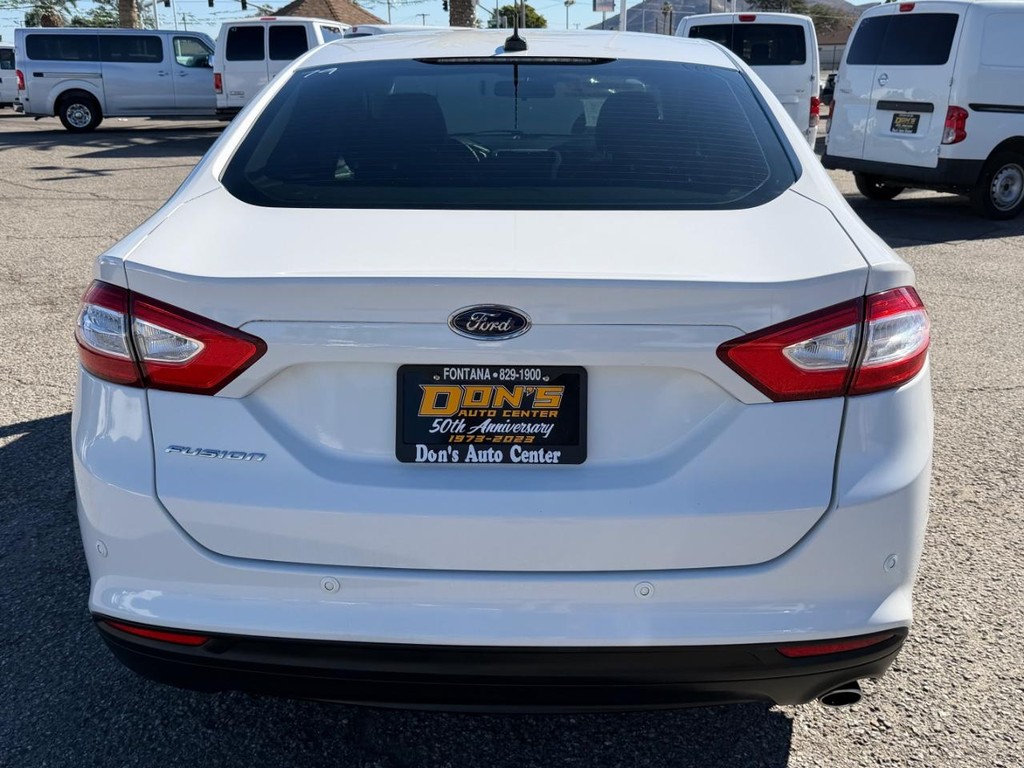 Ford Fusion Vehicle Full-screen Gallery Image 08