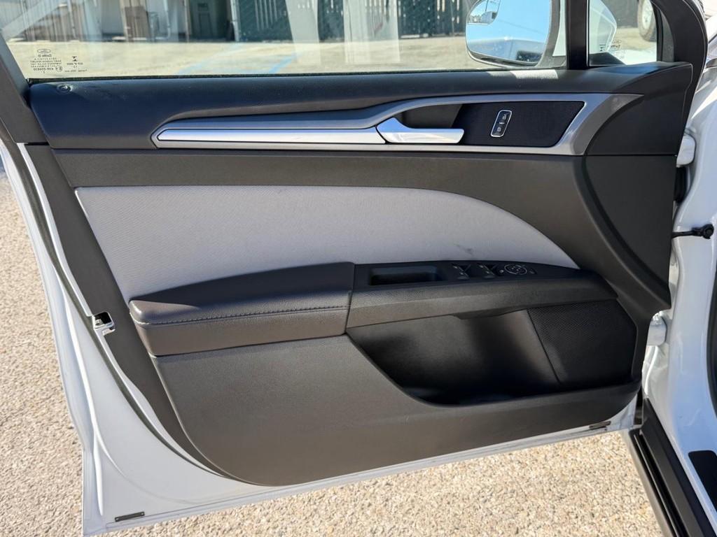 Ford Fusion Vehicle Full-screen Gallery Image 15