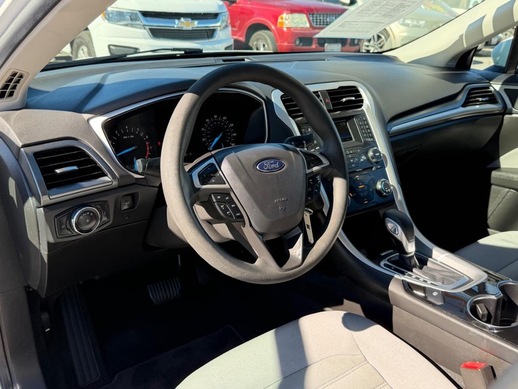 Ford Fusion Vehicle Full-screen Gallery Image 16