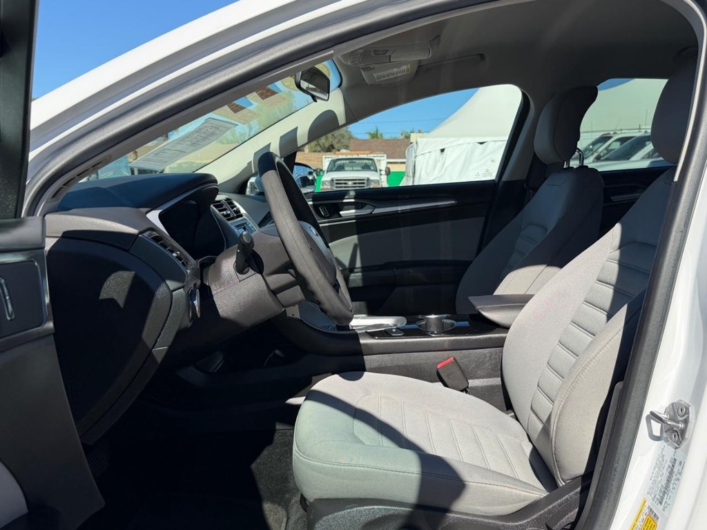 Ford Fusion Vehicle Full-screen Gallery Image 17