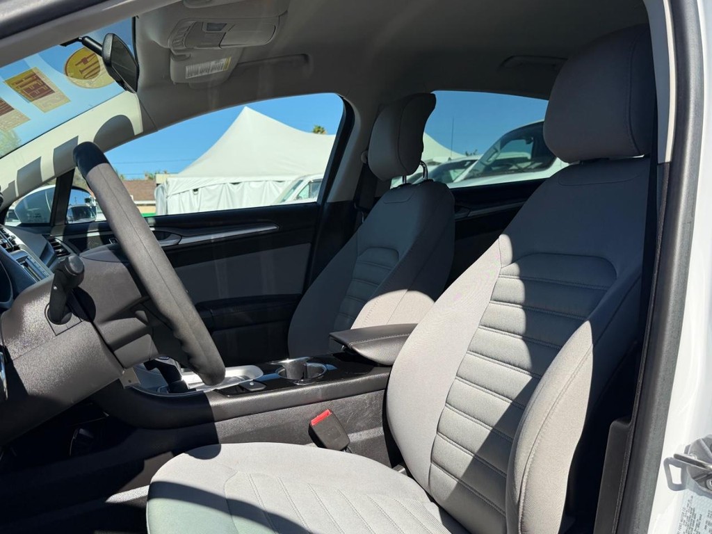 Ford Fusion Vehicle Full-screen Gallery Image 18