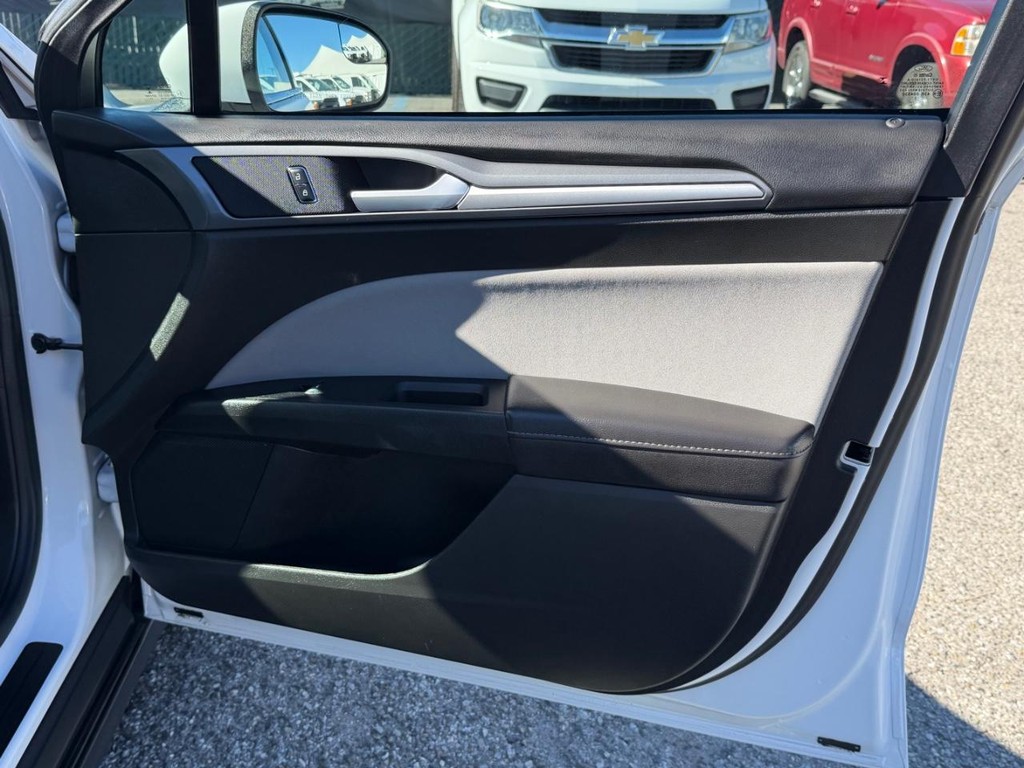 Ford Fusion Vehicle Full-screen Gallery Image 19