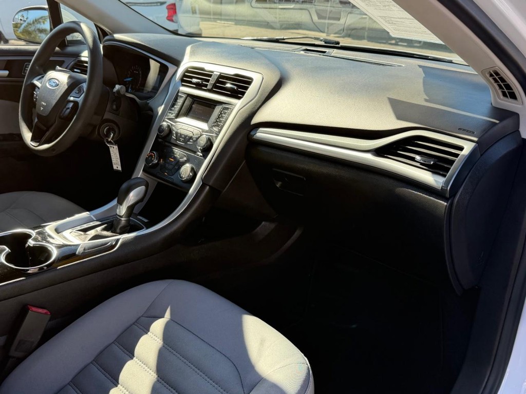 Ford Fusion Vehicle Full-screen Gallery Image 20