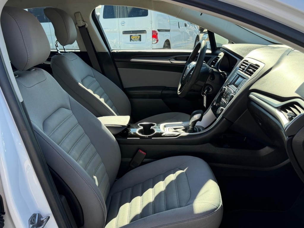 Ford Fusion Vehicle Full-screen Gallery Image 21