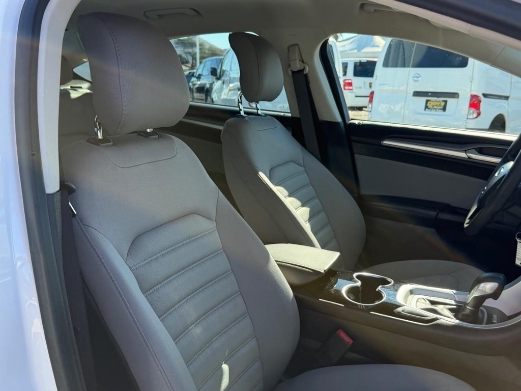 Ford Fusion Vehicle Full-screen Gallery Image 22