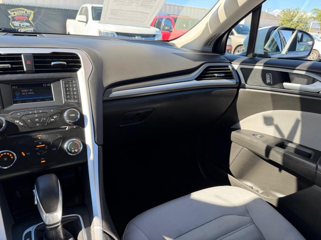 Ford Fusion Vehicle Full-screen Gallery Image 26