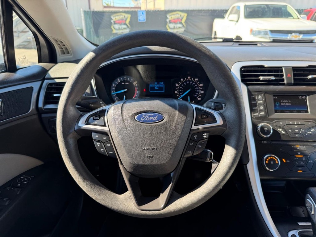 Ford Fusion Vehicle Full-screen Gallery Image 27