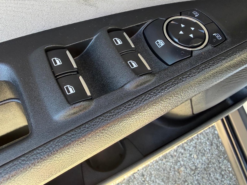 Ford Fusion Vehicle Full-screen Gallery Image 31