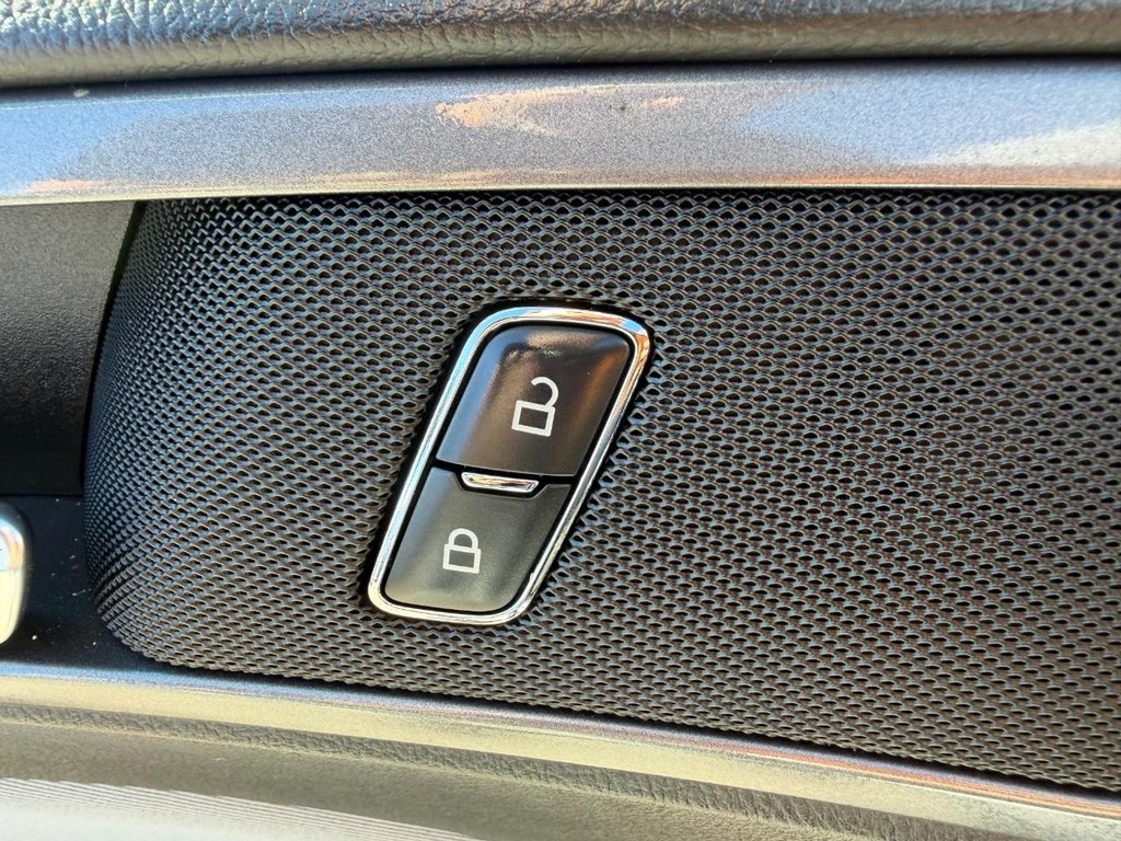 Ford Fusion Vehicle Full-screen Gallery Image 32