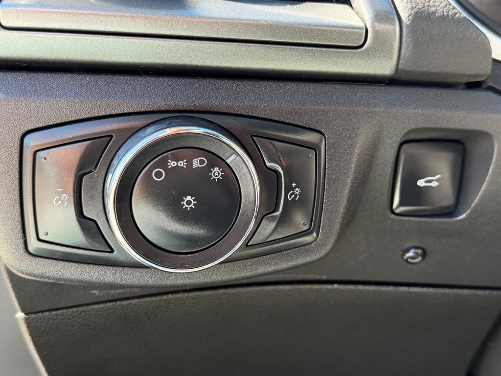 Ford Fusion Vehicle Full-screen Gallery Image 33