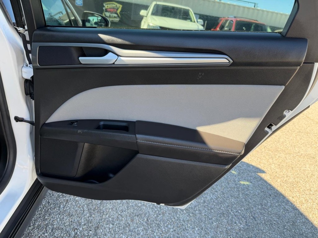 Ford Fusion Vehicle Full-screen Gallery Image 34