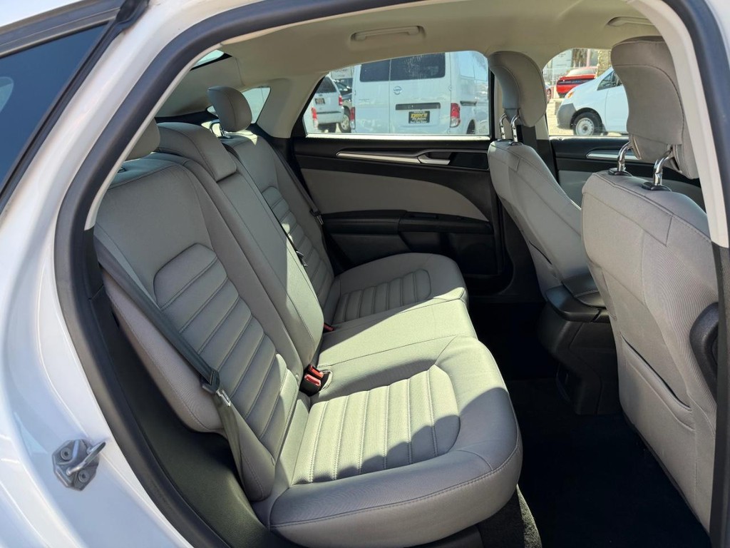 Ford Fusion Vehicle Full-screen Gallery Image 35