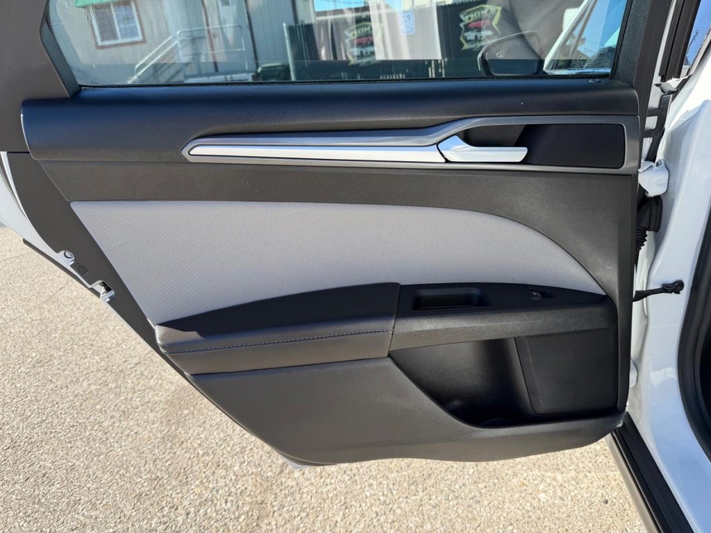 Ford Fusion Vehicle Full-screen Gallery Image 36