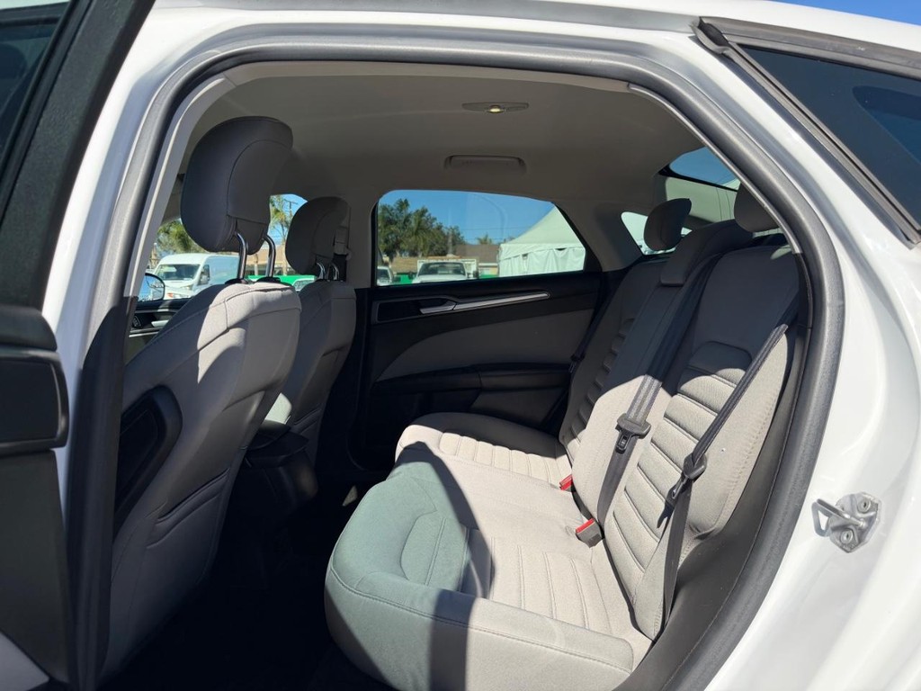 Ford Fusion Vehicle Full-screen Gallery Image 37