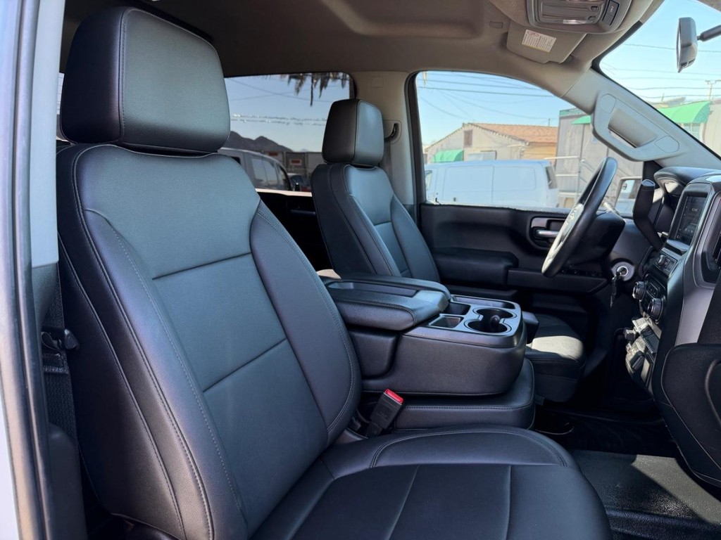 Chevrolet Silverado 2500HD Vehicle Full-screen Gallery Image 22