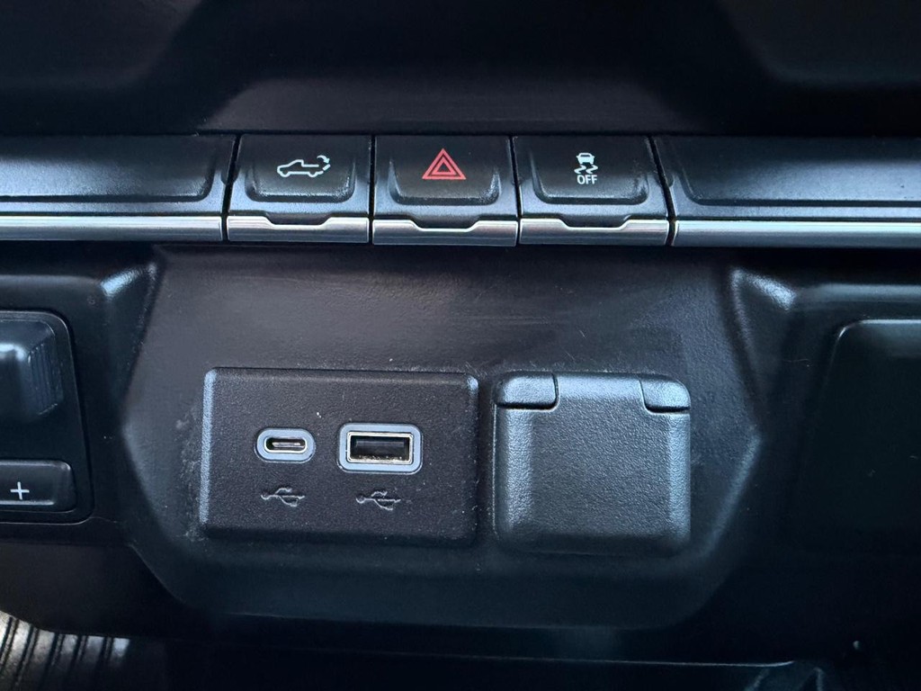 Chevrolet Silverado 2500HD Vehicle Full-screen Gallery Image 31