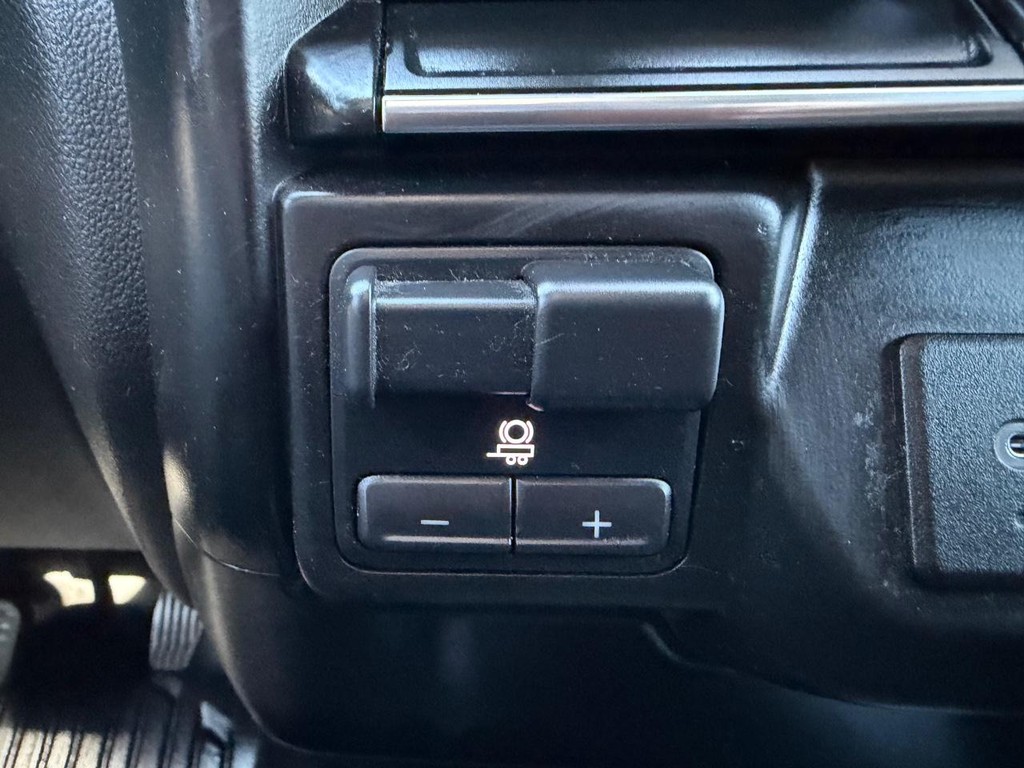 Chevrolet Silverado 2500HD Vehicle Full-screen Gallery Image 32